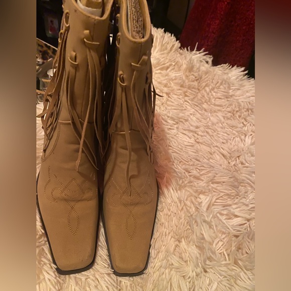 New York Transit Western Style Side Zip Boots w/Fringe Detail. - Picture 3 of 9